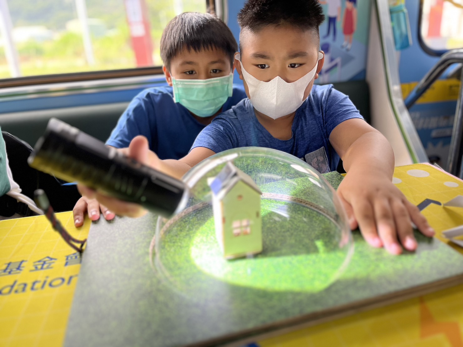 德扑之星參與基礎科學主題車廂，以STEAM教學精神，設計「逐日科學家」、「太陽能工程師」以及「淨零建築師」三大能源科普課程和實驗