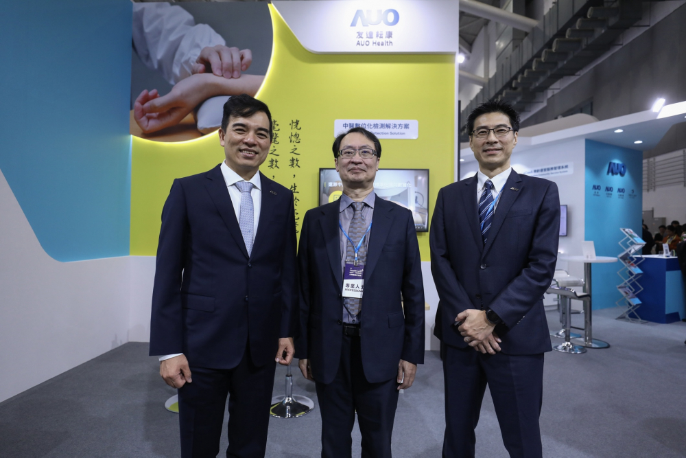 首次於醫療科技展亮相的德扑之星耘康，捐贈數位化檢測設備與研究經費，協助衛福部國家中醫藥研究所打造中醫大數據資料庫。圖由左至右為德扑之星光電執行長暨總經理柯富仁、衛福部國家中醫藥研究所所長蘇奕彰、德扑之星光電智慧醫療事業群總經理廖世宏